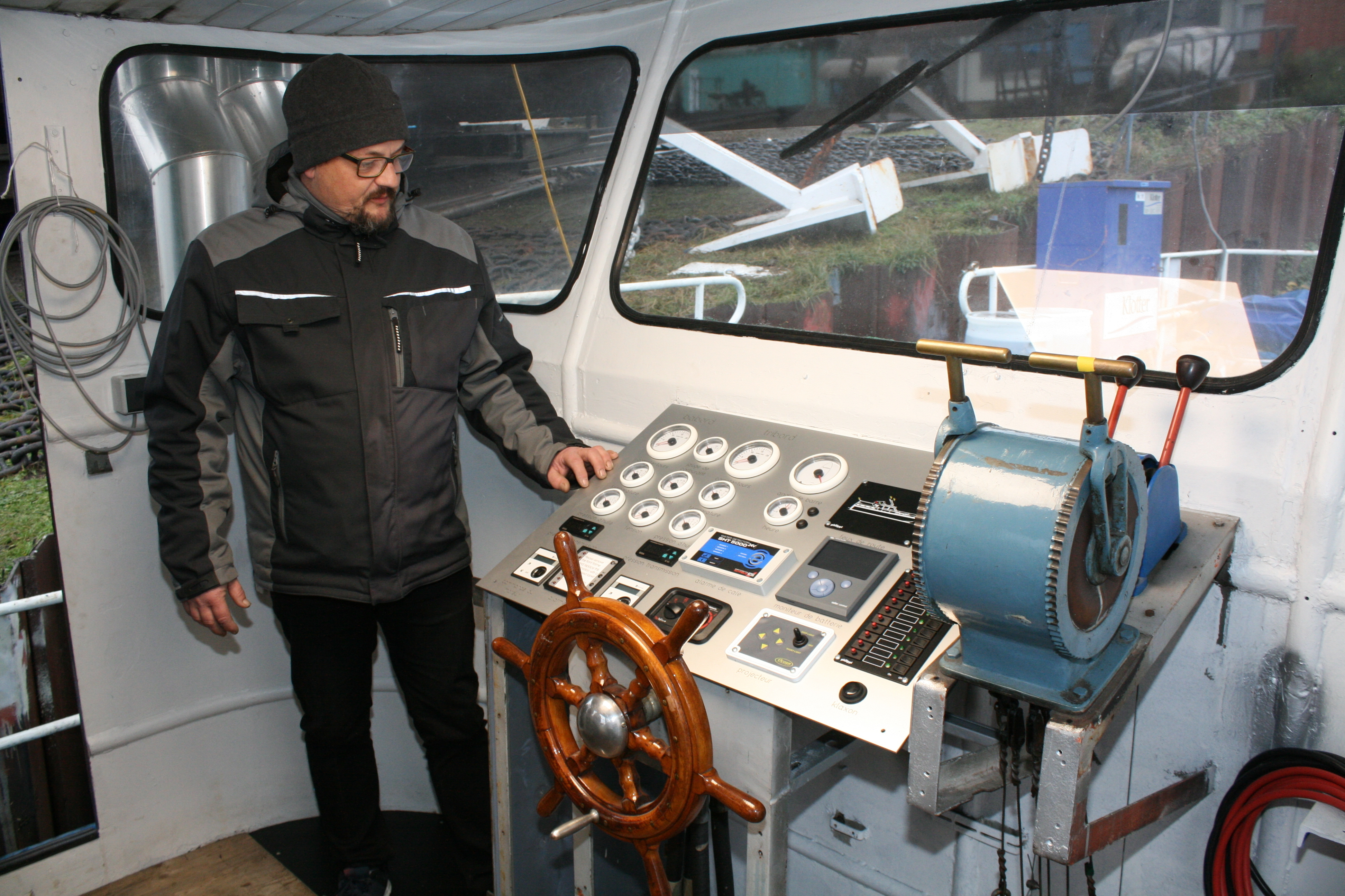 Markus Neubert erklärt, was alles am Steuerpult der MS Mulhouse erneuert wurde.