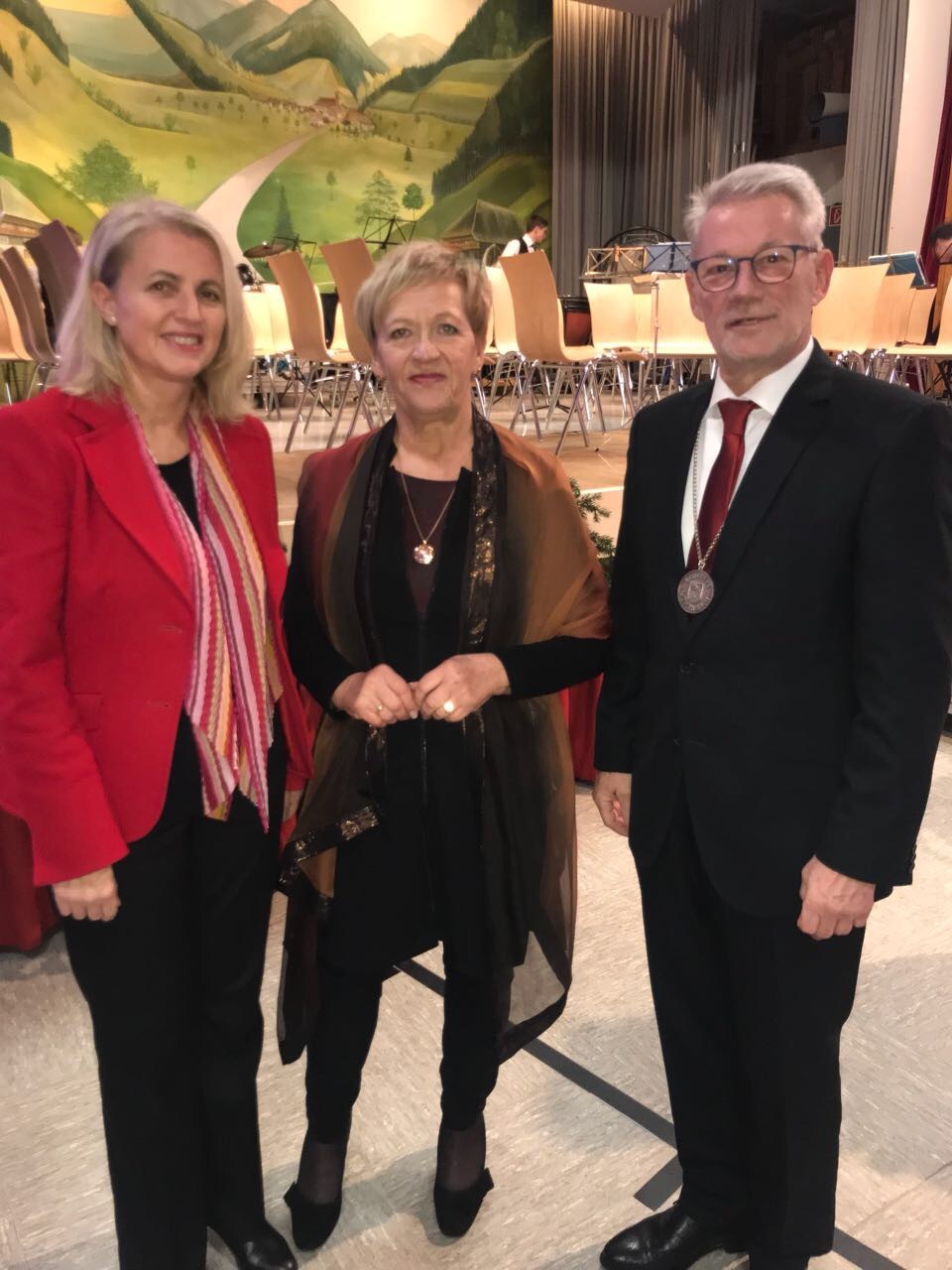 Der scheidende Bürgermeister Karl Burger mit seiner Ehefrau Brigitte Burger und der neuen Mühlenbacher Bürgermeisterin Helga Wössner (links)