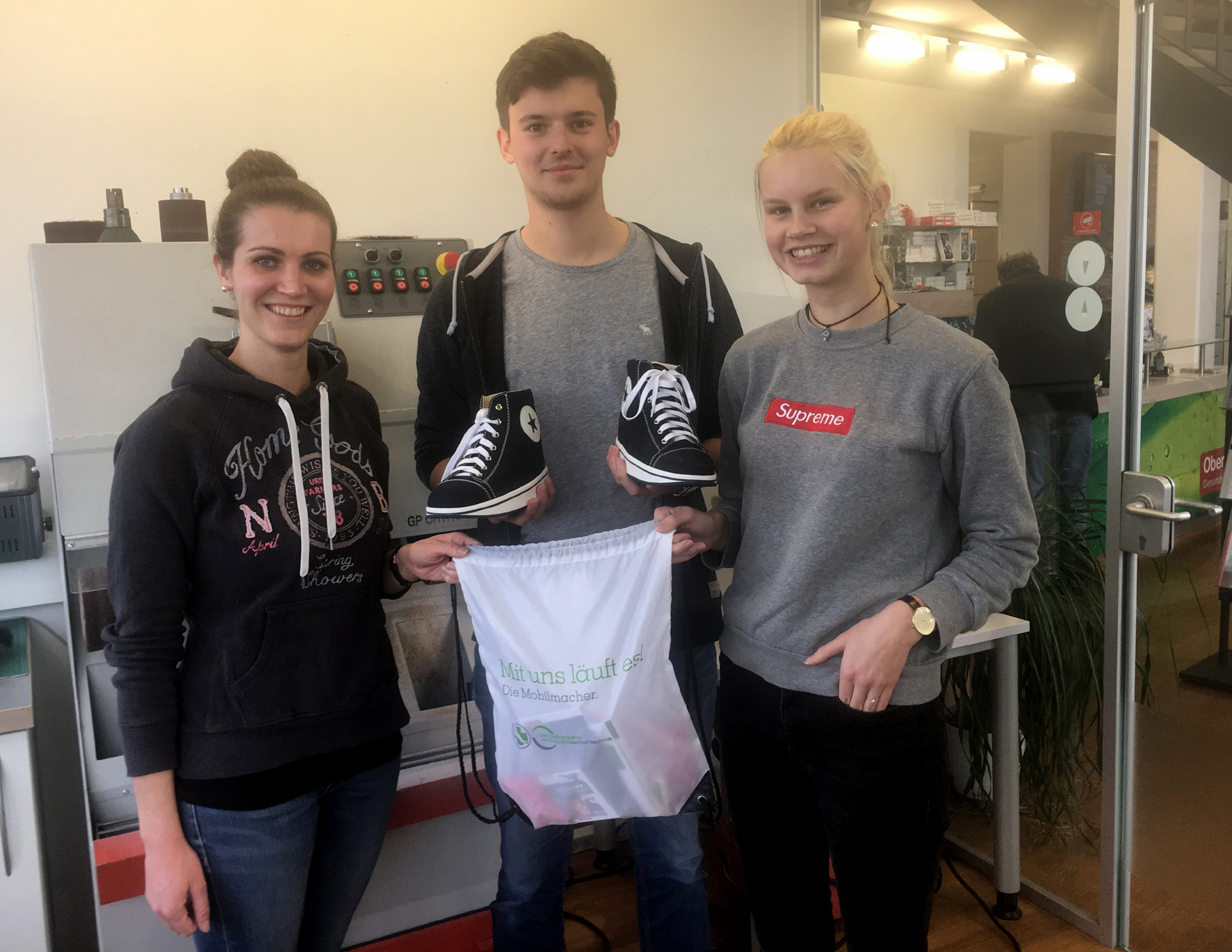 Charly (r.) und Marvin (M.) fertigten bei ihrem Praktikum bei Oberle Gesunde Schuhe in Ettenheim orthopädische Schuhe und lernten auch, dass diese auch modisch sein können.