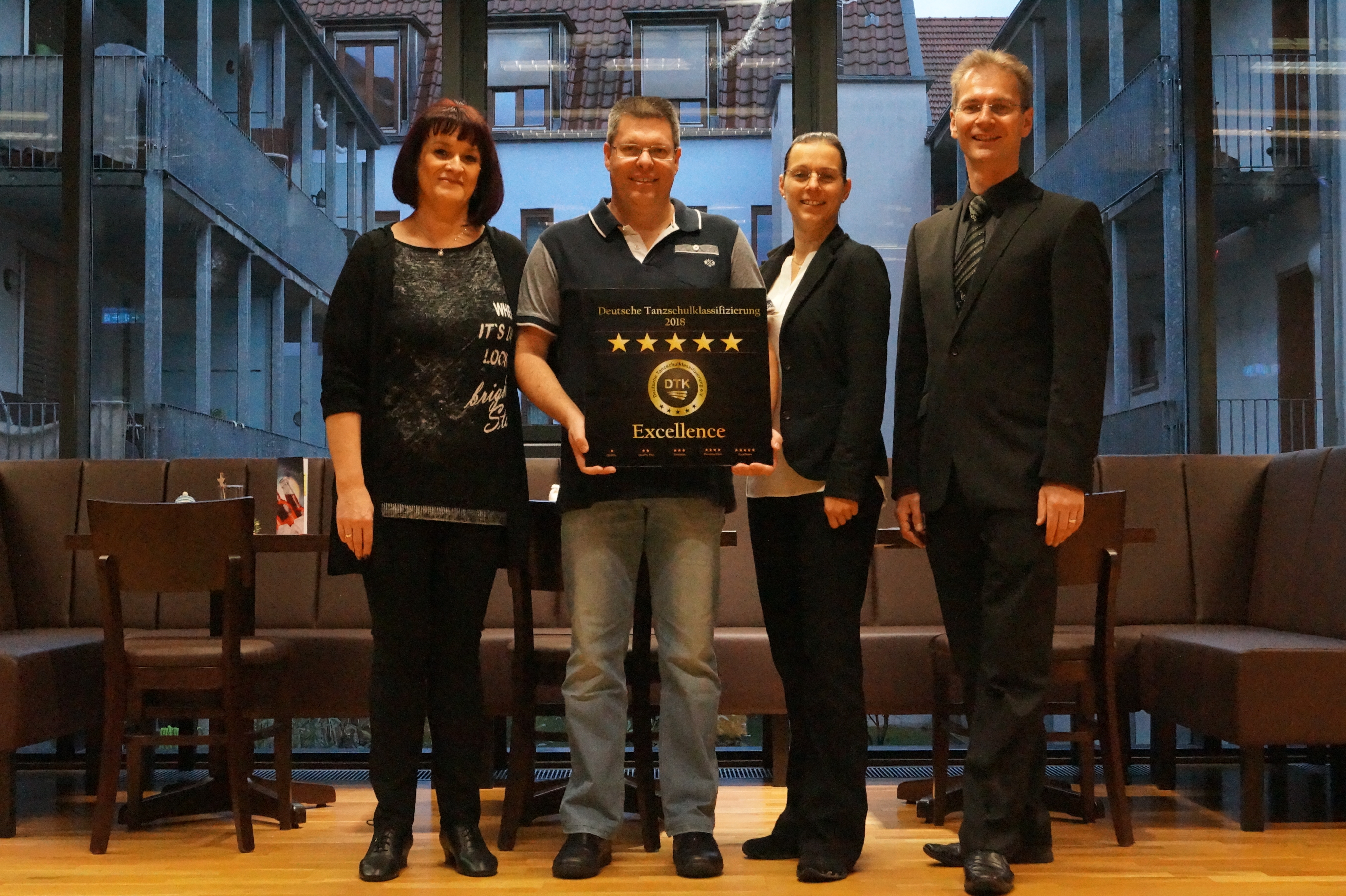 Markus Wegel mit der neuen Auszeichnung für die gleichnamige Offenburger Tanzschule