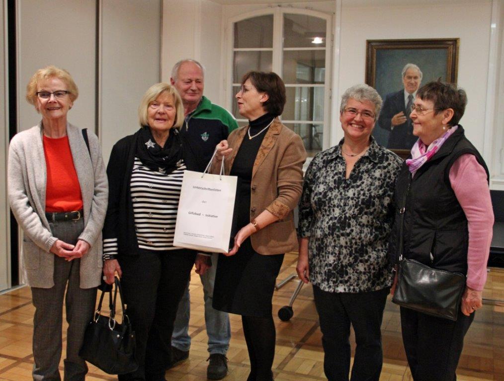 Übergabe der Unterschriften (v. l.): Brigitte Fröhlich, Bärbel Braun, Hanspeter Morgenthaler, Oberbürgermeisterin Edith Schreiner, Friedhilde Sommer und Barbara Steinhart