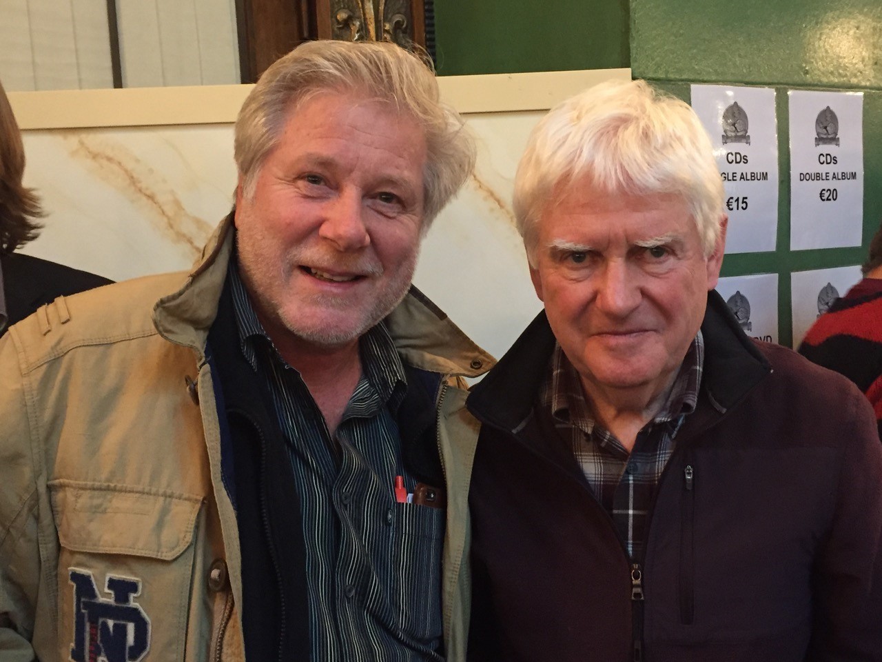 Jess Haberer (l.) und John Lees bei der Absprache über einen Coversong von "Barcley James Harvest"
