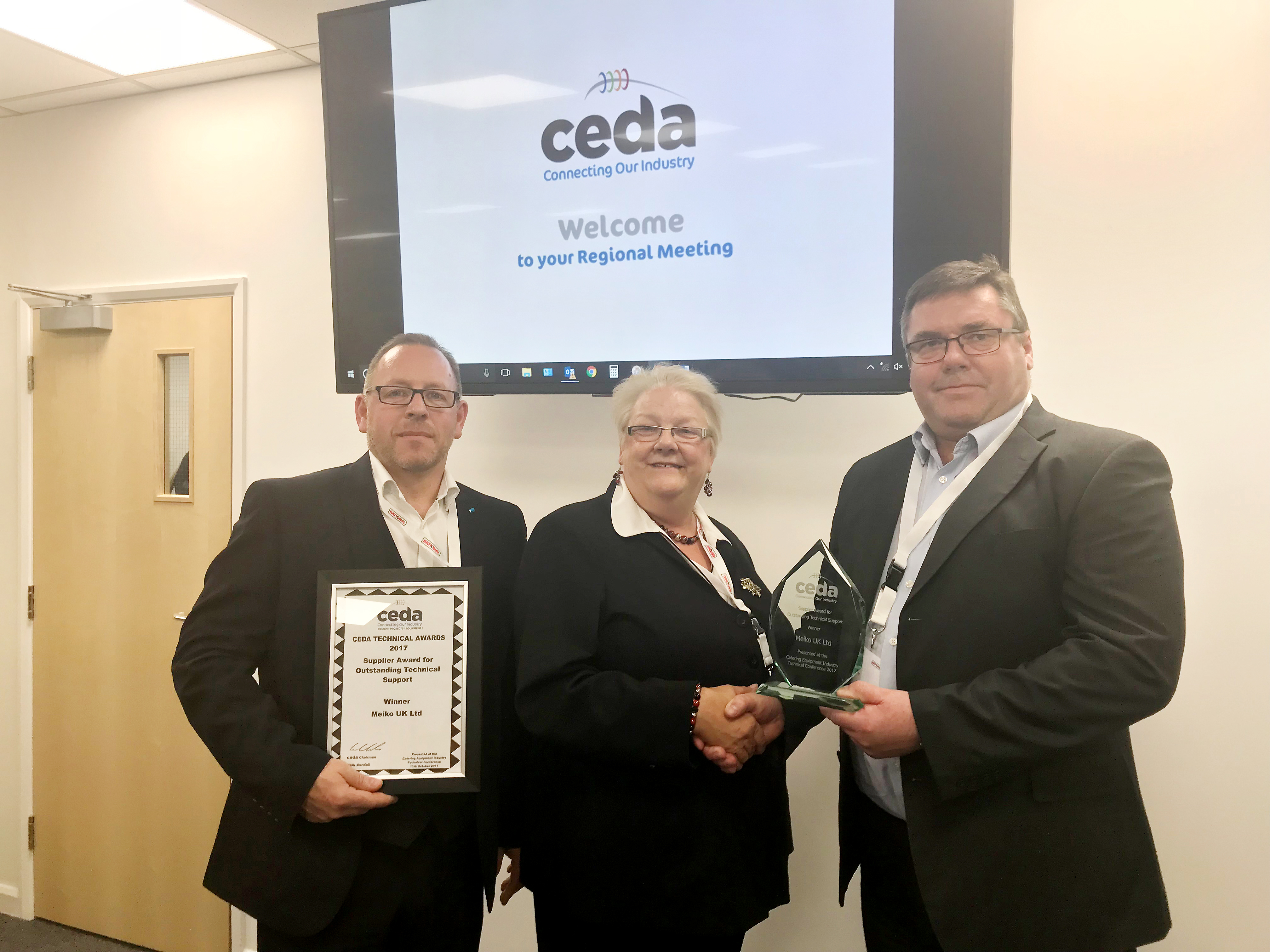 Steve Cook (l.), kaufmännischer Leiter bei Meiko, und Dave Kemp (r.), Bereichsleiter für technischen Service, bei der Entgegennahme des "CEDA Award for Outstanding Technical Support" von Cathy Wilcox, der zuständigen Verbandsvorsitzenden und Geschäftsführerin von WilcoxBurchmore, einem Händler für Cateringausstattung (GB)