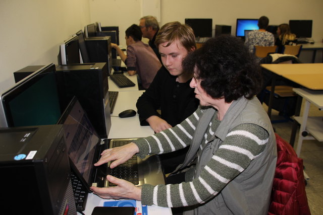 Besonders beliebt ist der Kurs, in dem Schüler der Realschule den Senioren Computerwissen vermitteln.[spreizung][/spreizung] [fotovermerk]Foto: Stadt Rheinau[/fotovermerk]