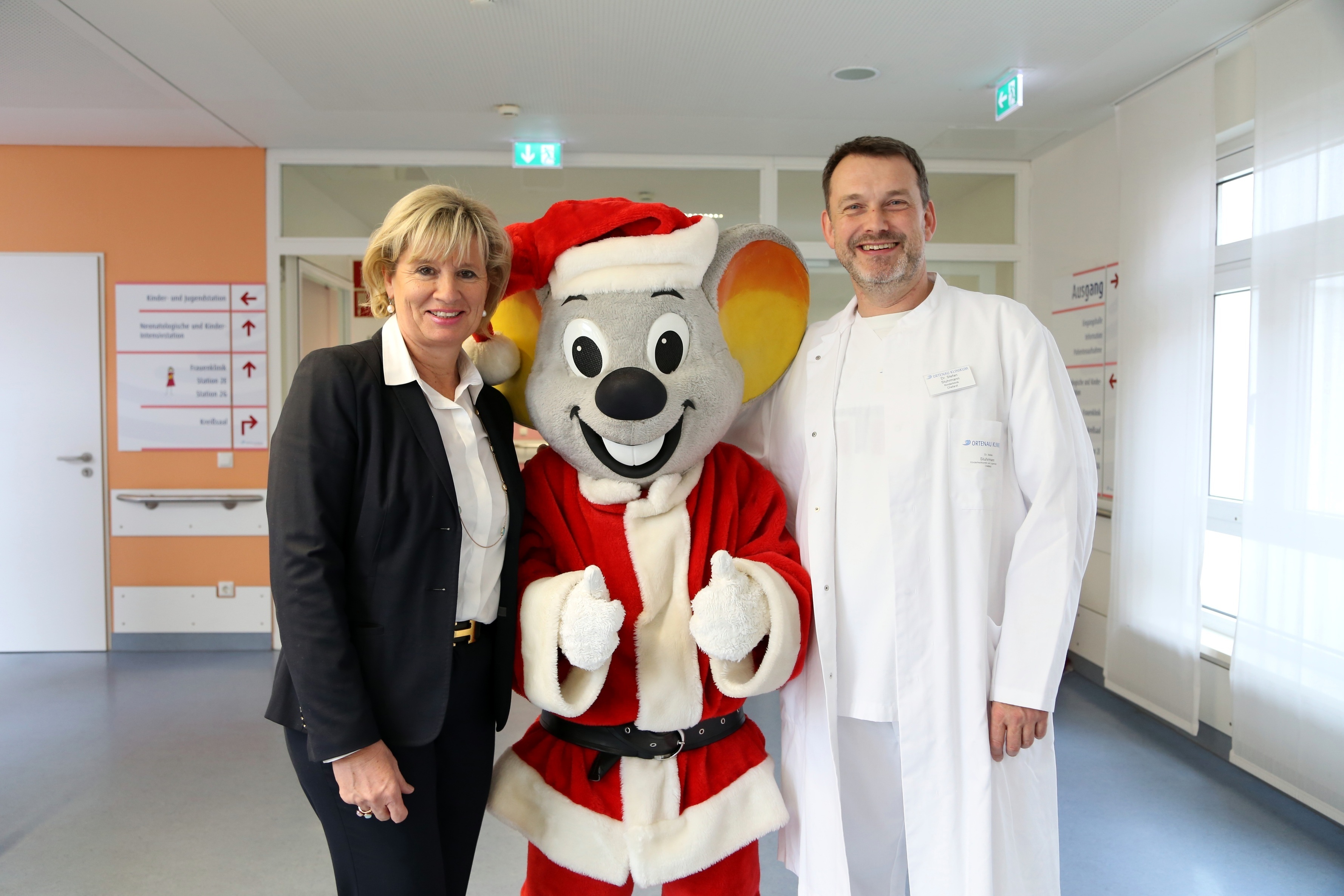Mauritia Mack, Ed Euromaus und Chefarzt Stefan Stuhrmann in der Kinderklinik