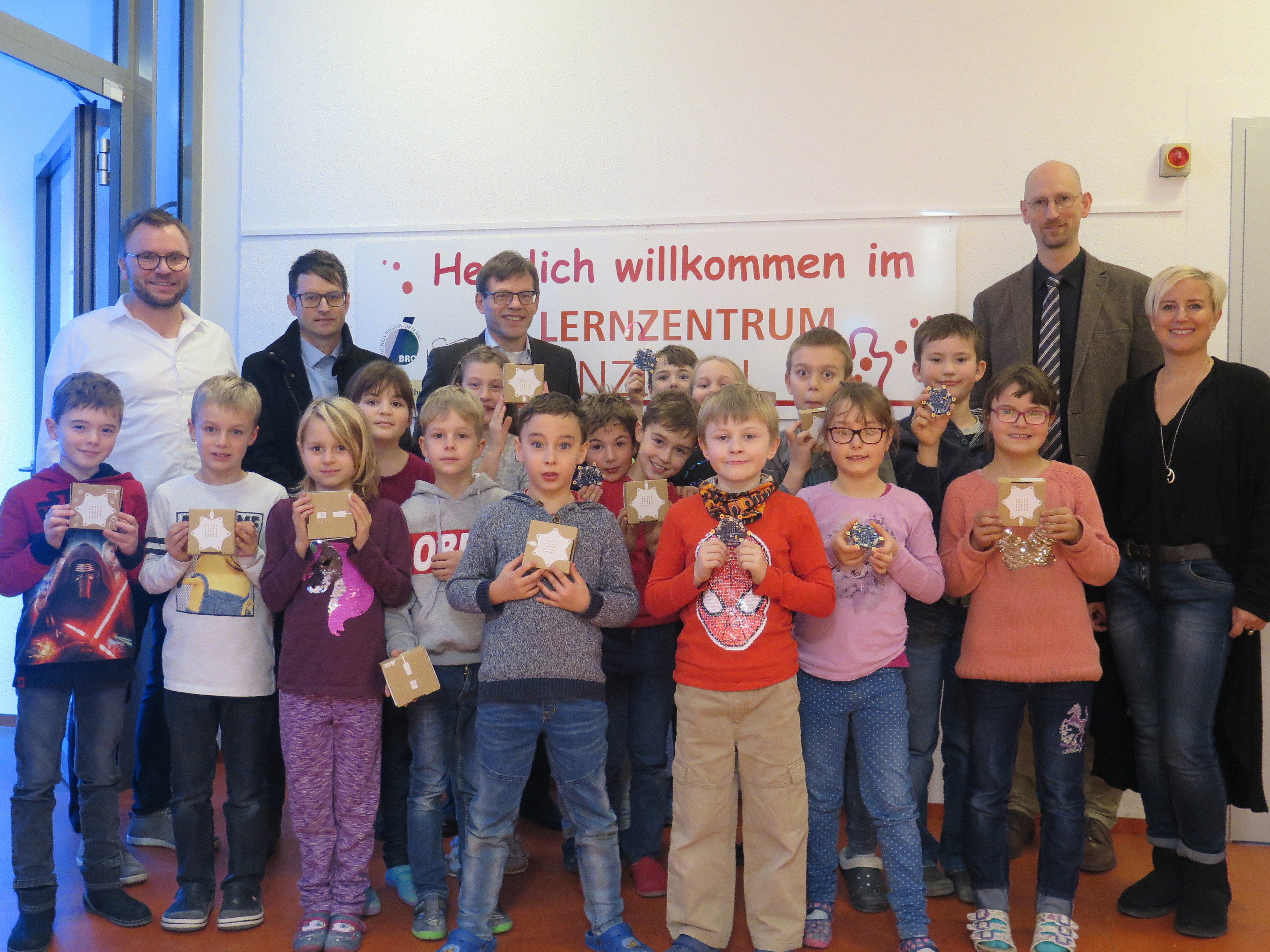 Freunde herrschte bei der Übergabe des "Calliope Minicomputers" durch den Verein "ForscherInnen für die Region". Mit dabei waren auch: Patrick Berger vom Lernzentrum Kinzigtal, Bernd Sandhaas vom Schulamt Offenburg, Hans-Peter Möschle vom Verein "ForscherInnen für die Region", der Schulleiter des Marta-Schanzenbach-Gymnasiums Gengenbach Stefan Feld sowie die Biberacher Grundschulleiterin Alexandra Maginot (hintere Reihe von links).