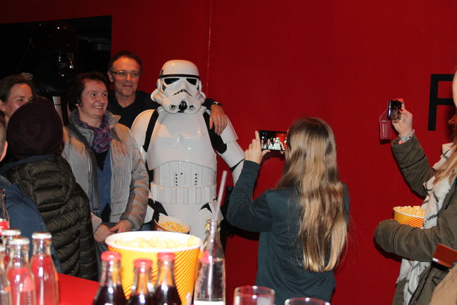 Selfies mit den "1st star troops Ortenau" waren auch bei Renate Freyes Gästen gefragt, einer Fangruppe, die anlässlich der "Star Wars"-Premiere in den Cinema Forums war. Die Gewinnerin wollte allerdings "Daddy's Home 2" sehen. | Foto: Glaser