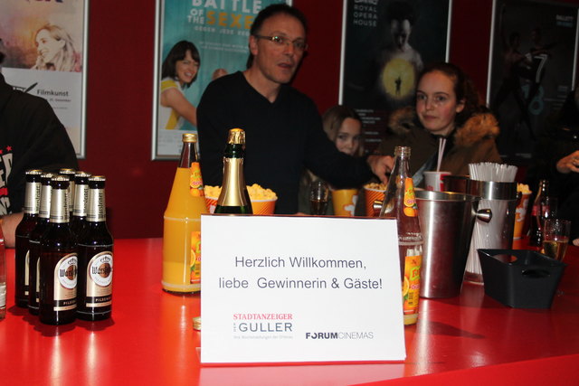 Im exklusiv abgetrennten Foyer gab es Getränke und Popcorn.  | Foto: Glaser