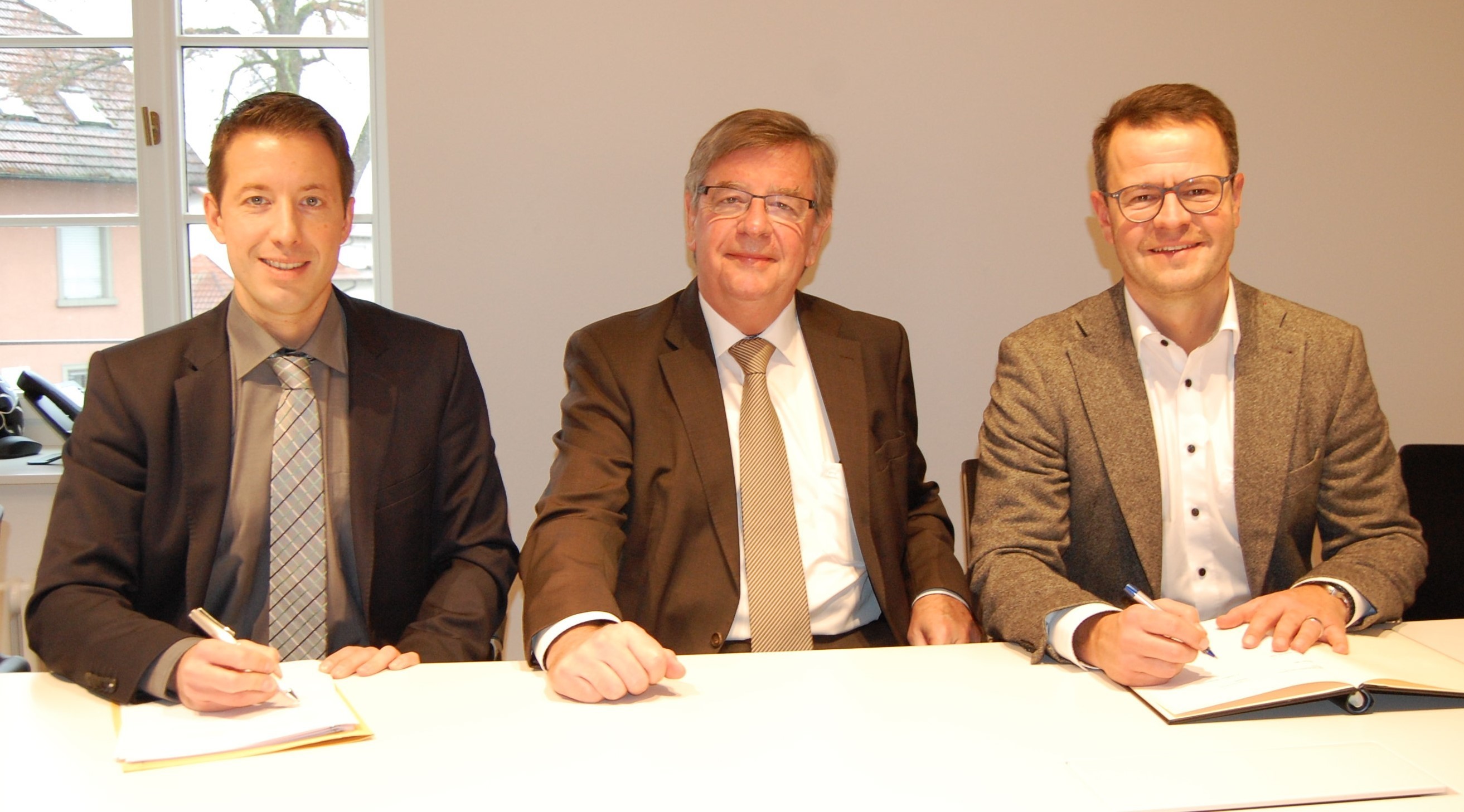 Der Vetrag steht (v. l.): Bürgermeister Manuel Tabor (Appenweier), Willi Stächele (Landtagsabgeordneter) und Bürgermeister Marco Steffens (Willstätt)