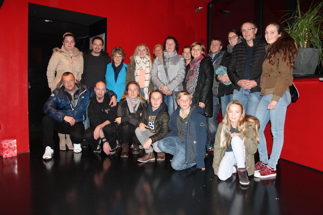 Renate Freye (3. v. l. u.) konnte als Gewinnerin der großen Verlosungsaktion anlässlich 20 Jahre Guller Familie und Freunde zu einem besonderen Kinoabend einladen. | Foto: Glaser