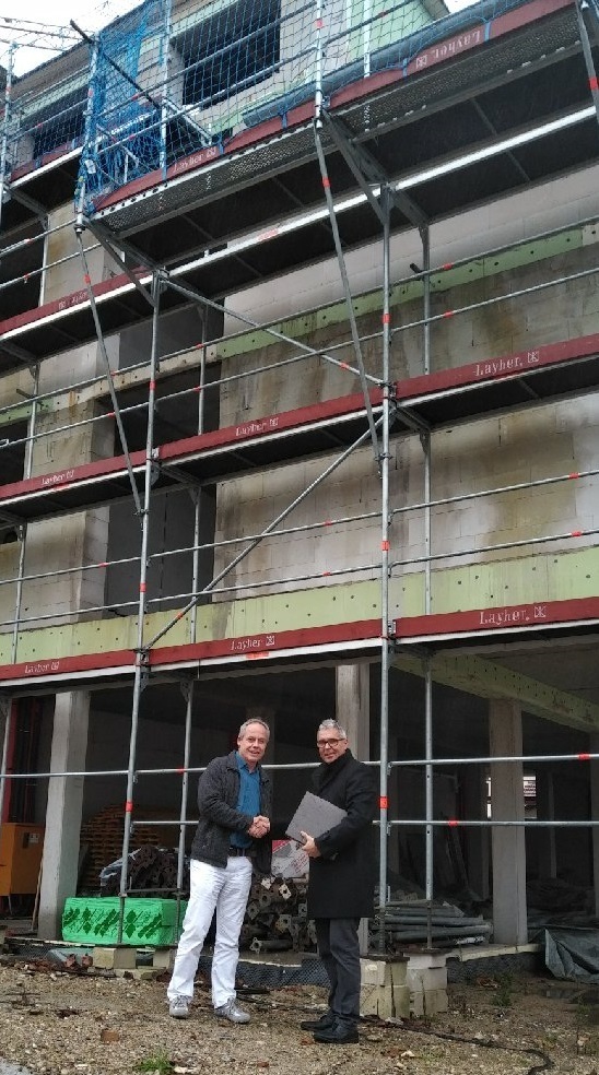 Dr. Stefan Leuthner (l.) und Bürgermeister Markus Vollmer vor der Praxis, die im Herbst bezogen werden kann.