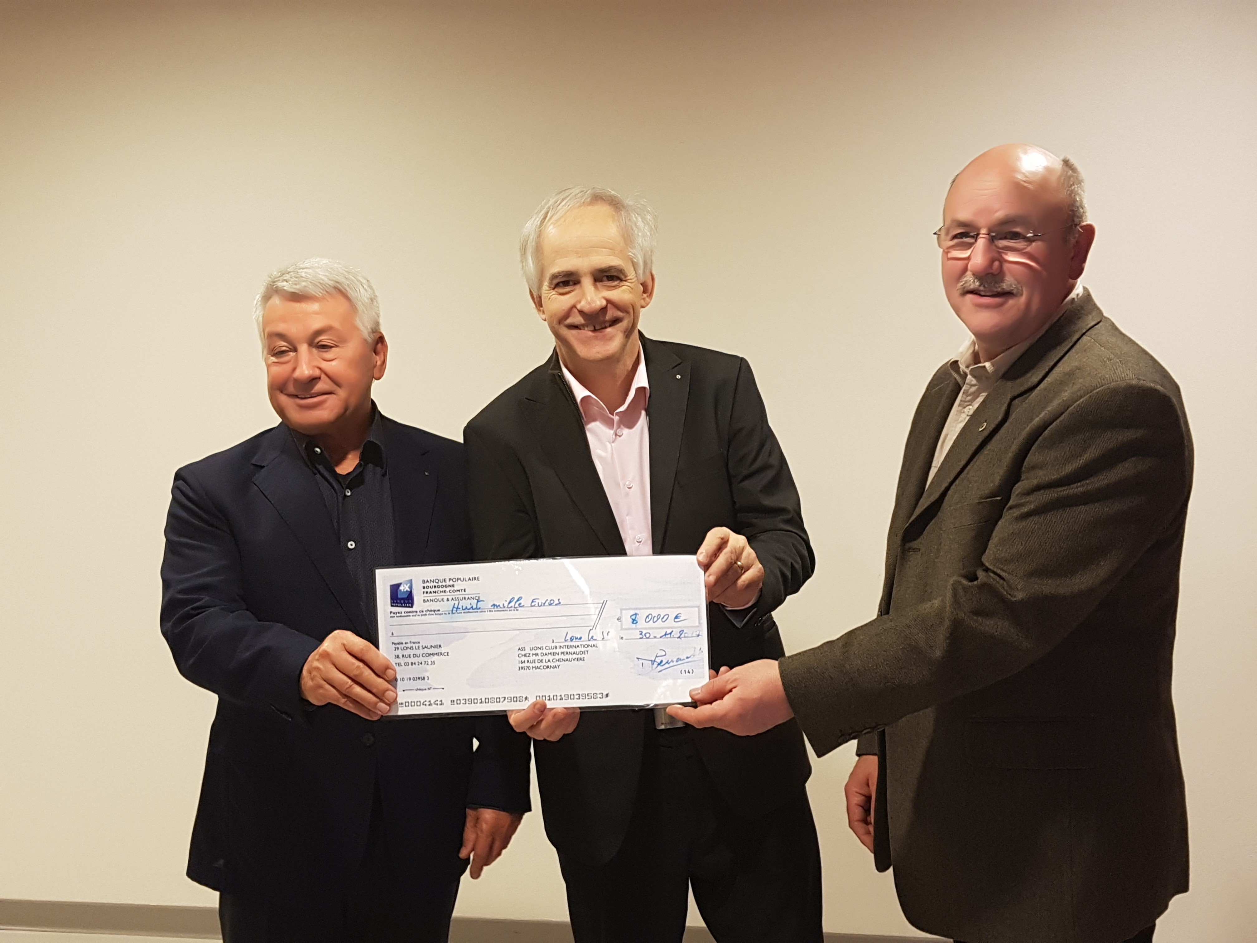 Karlheinz Neff (l.) mit dem Präsidenten des französischen Partnerclubs, Christian Bossert (r.), und dessen Schatzmeister Gérard Guerrin bei der Scheckübergabe