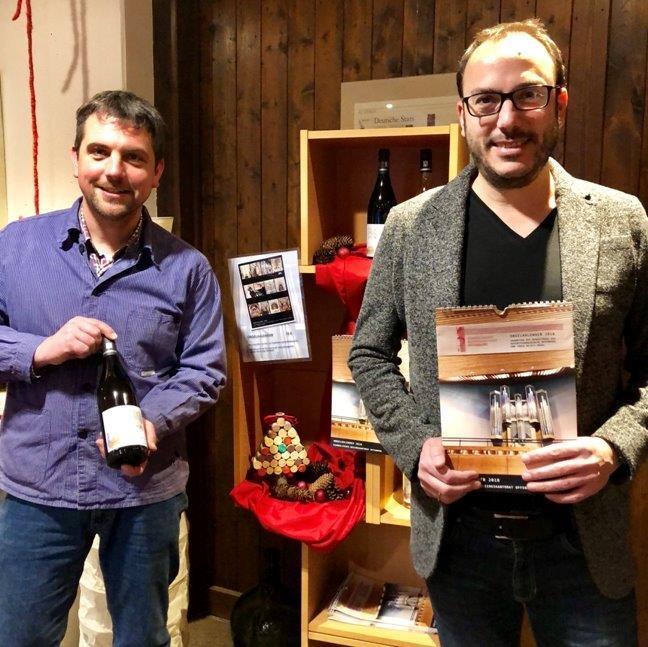 Winzer Stefan Huschle (l.) mit Orgelwein sowie Bezirkskantor Traugott Fünfgeld mit Orgelkalender