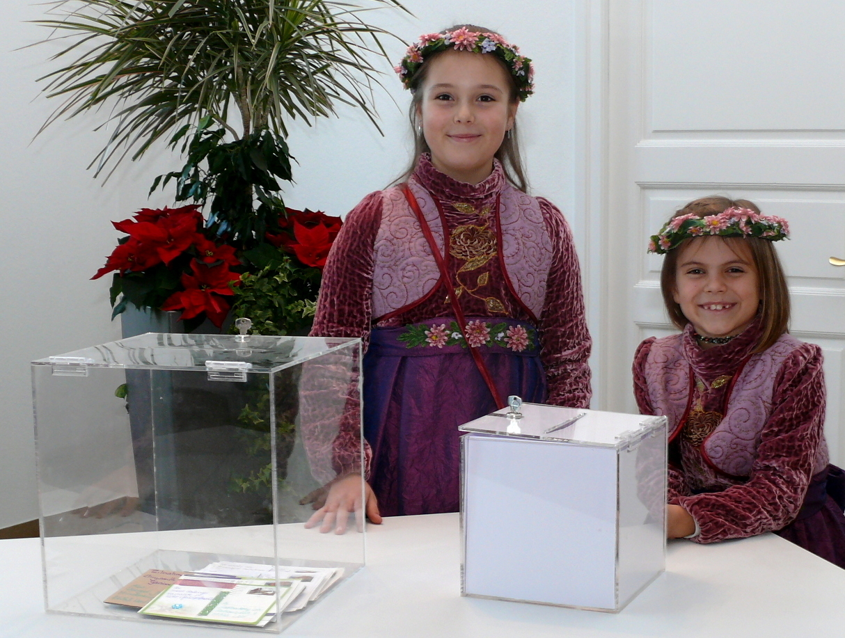Die Blumenmädchen Lilli und Emma der Chrysanthema-Königin zogen die glücklichen Gewinner.