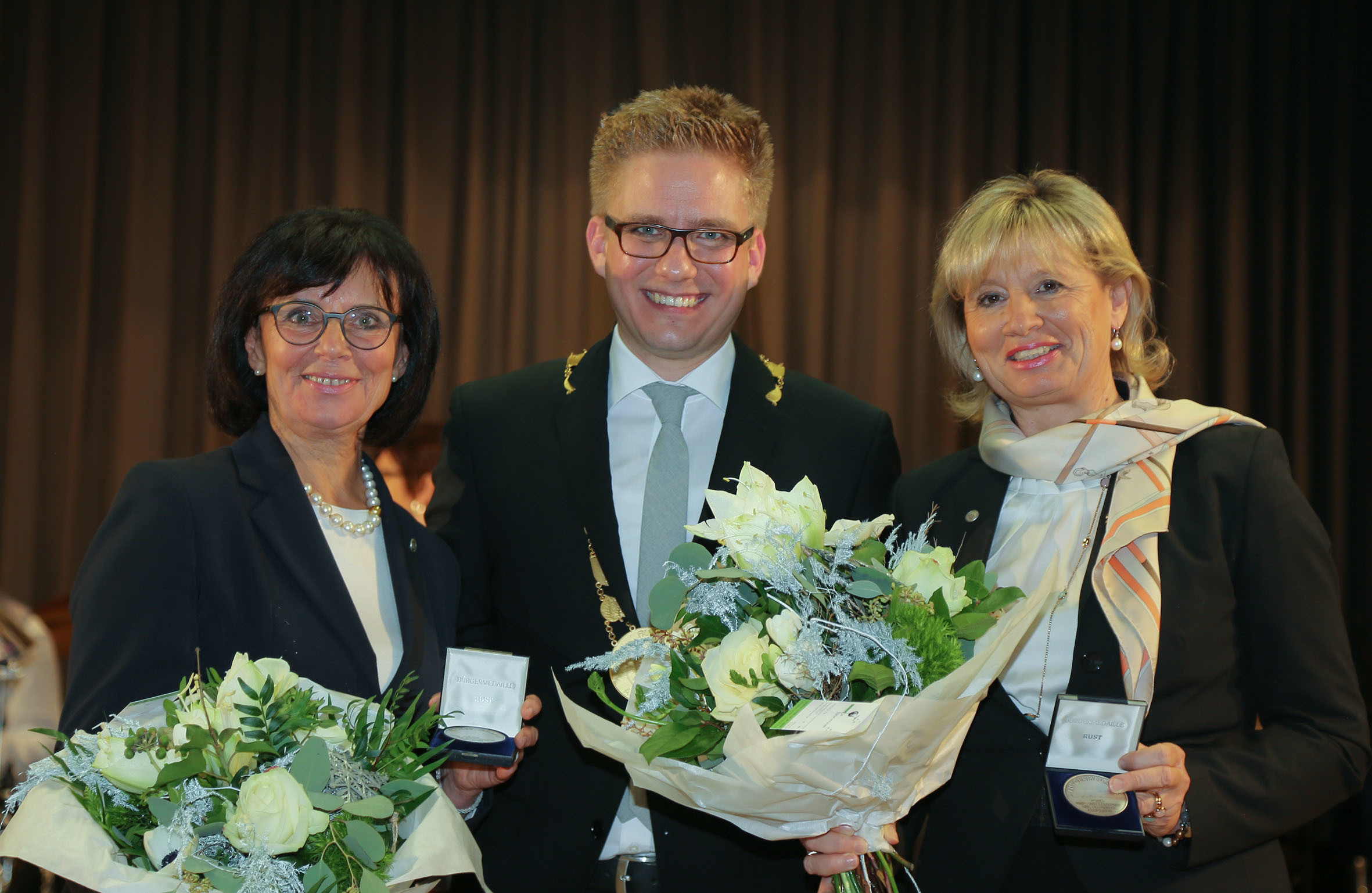 Kai-Achim Klare überreichte Marianne (links) und Mauritia Mack (rechts) die Bürgermedaille der Gemeinde Rust.