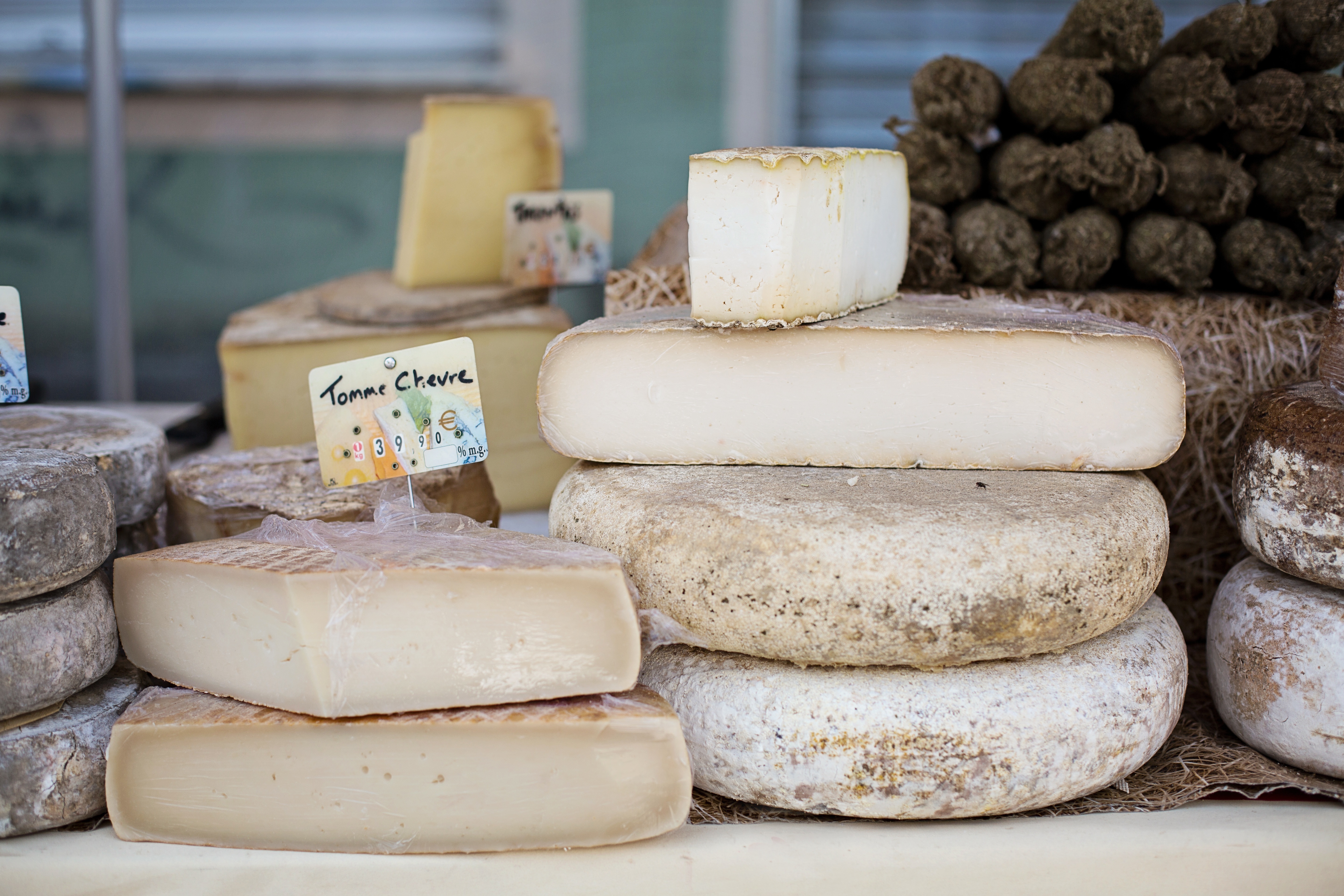 Auch aus Ziegenmilch gemacht, zählt der Tomme zu den halbfesten Schnittkäsen in Deutschland.