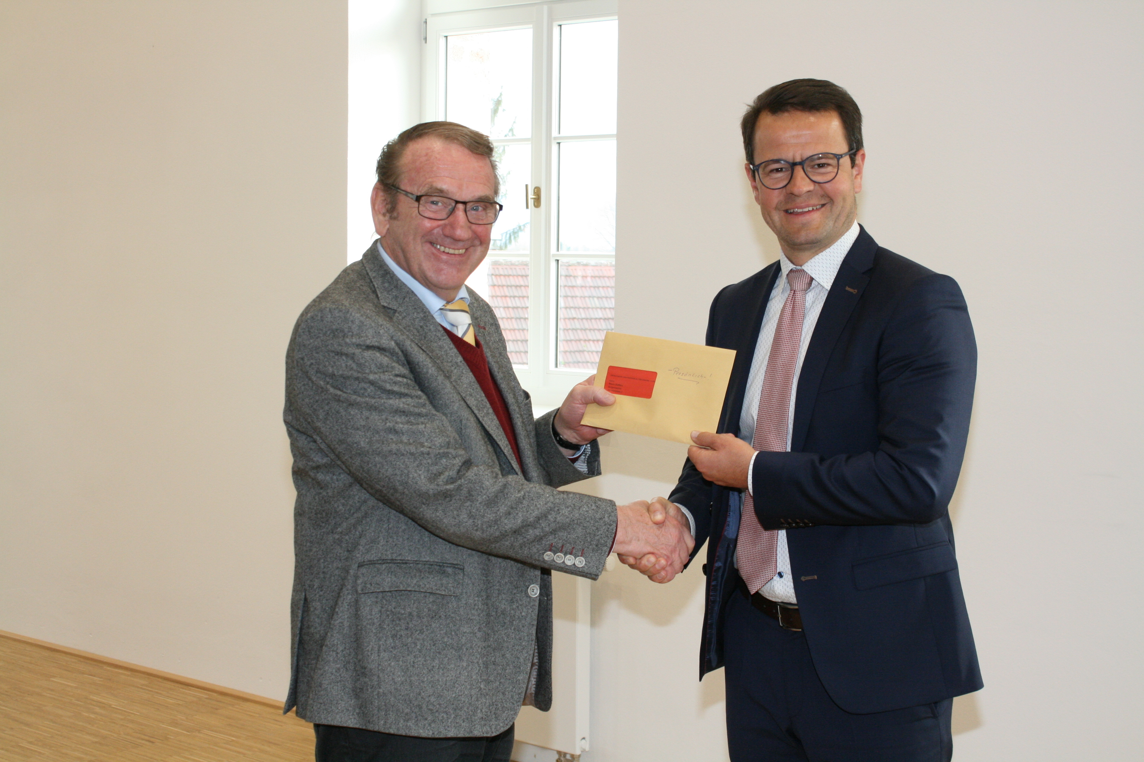 Otto Schnurr (l.) überreicht Bürgermeister Marco Steffens die Anklageschrift. Das Narrengericht tagt am 20. Januar.