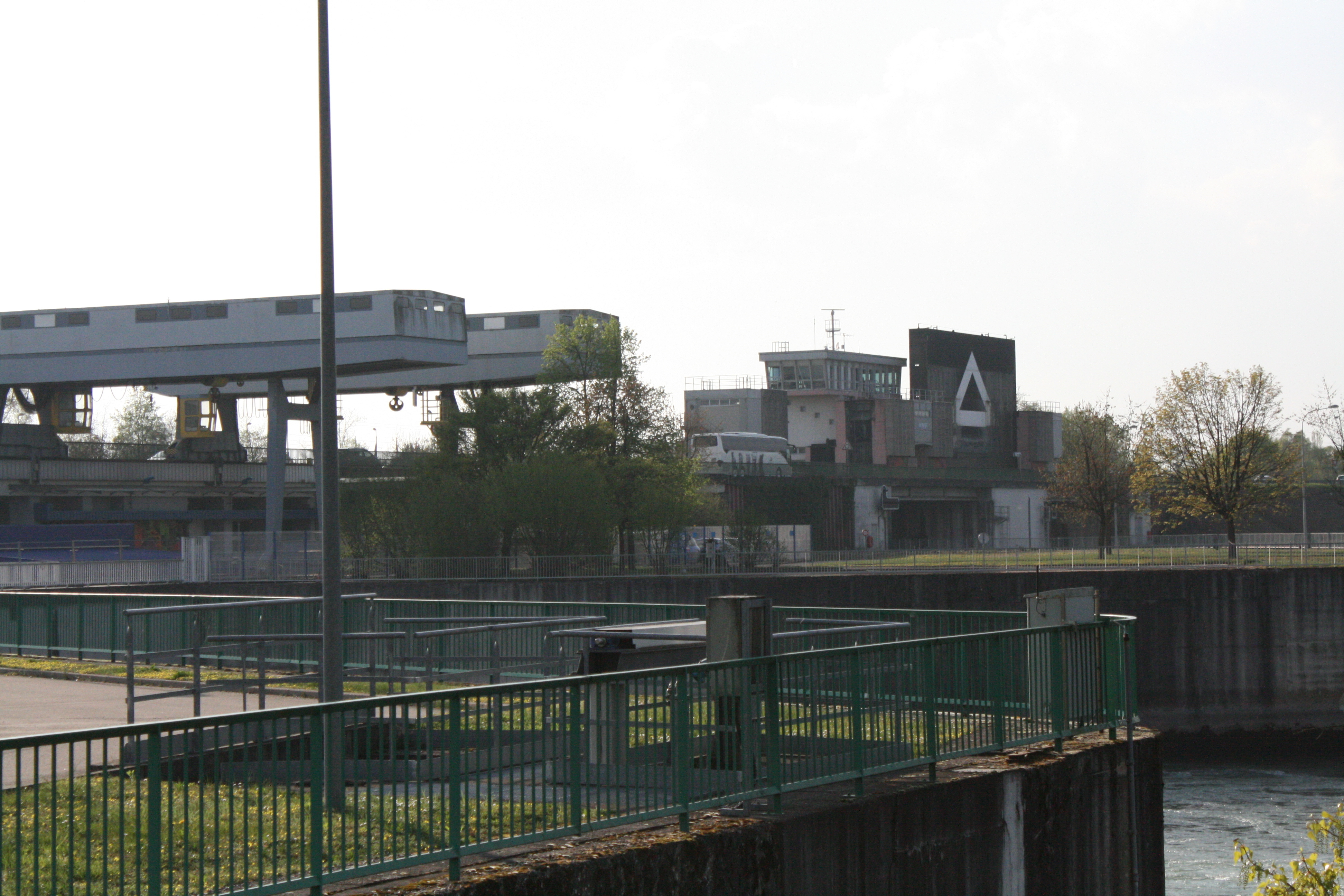 Die Brücken über die Schleusen bei Gambsheim werden von Juni bis August abgerissen und neu aufgebaut.