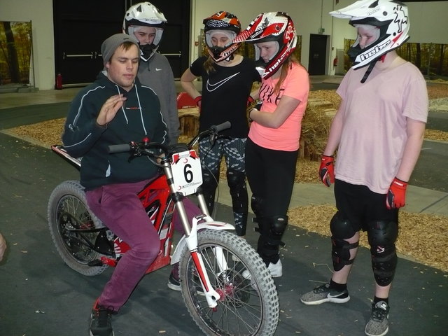 Betreuer Simon Baronek (l.) zeigt, wie das Motor Trial funktioniert. | Foto: Dagmar Jäger