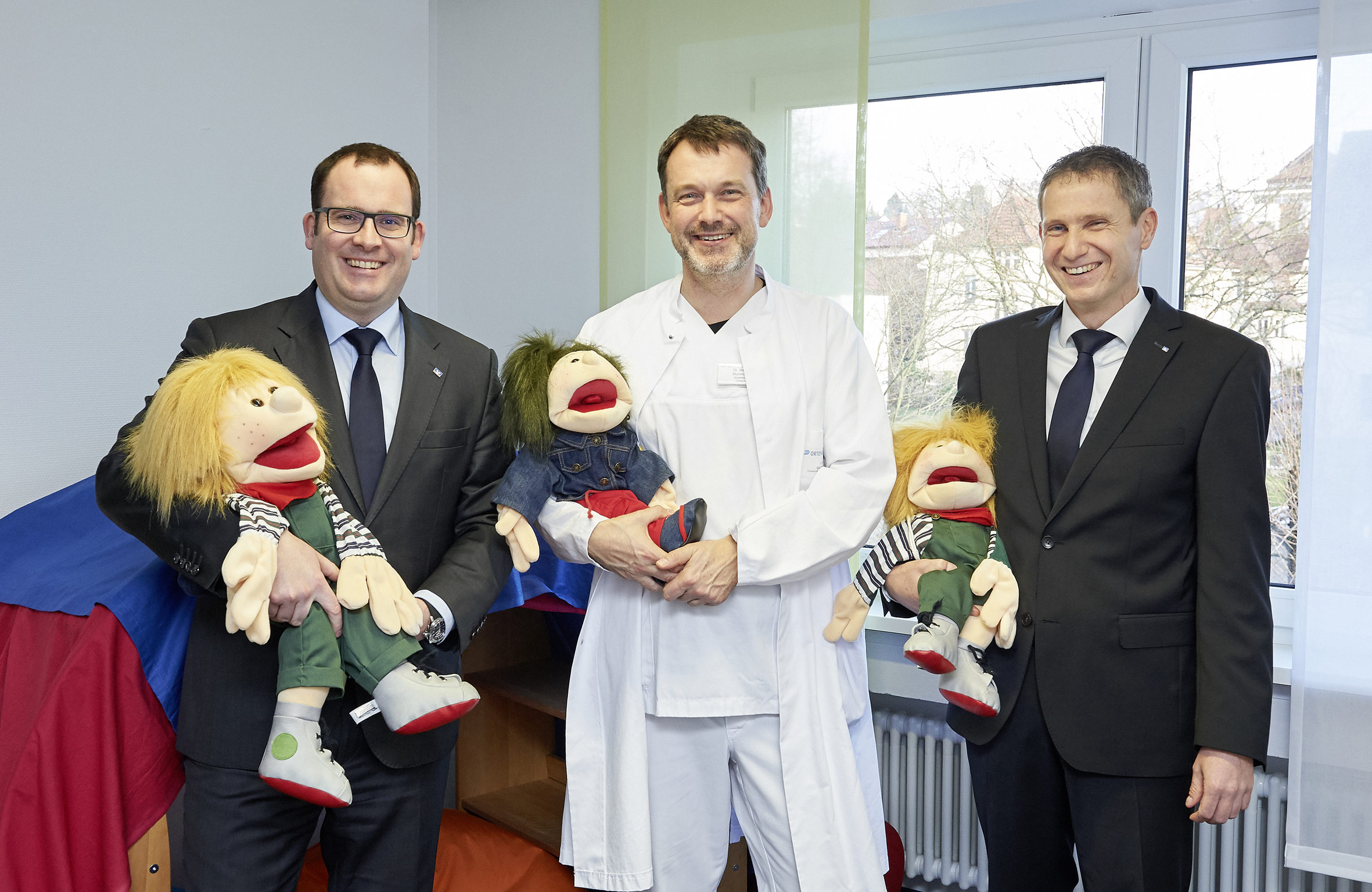 Die Volksbank in der Ortenau unterstützt dies mit einer Spende von 1.000 Euro, die Peter Pühler (l.) und Michael Martin (r.) von der Volksbank in der Ortenau an Dr. Stefan Stuhrmann, Chefarzt der Kinderklinik und ärztlicher Leiter der Kinderschutzambulanz, übergeben.