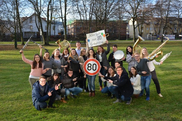 Das Orchester Hochschule Kehl gratuliert seinem ältesten Mitglied zum 80. Geburtstag. | Foto: Hochschule Kehl