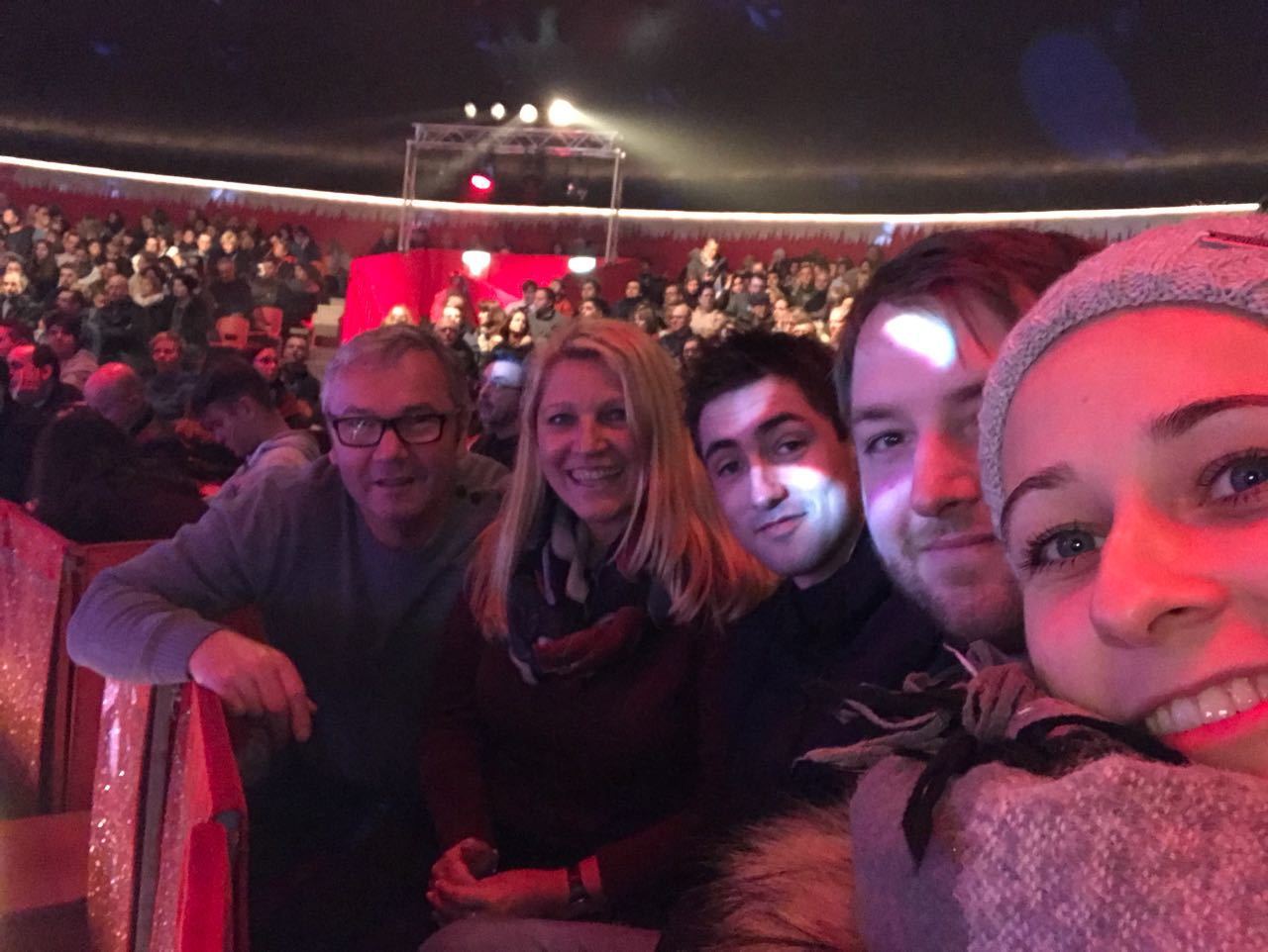 Exklusiver Spaß in der Zirkus Revue: Für Gewinner Peter Zeil (l.) und seine Begleiter waren Logenplätze ganz vorne reserviert.