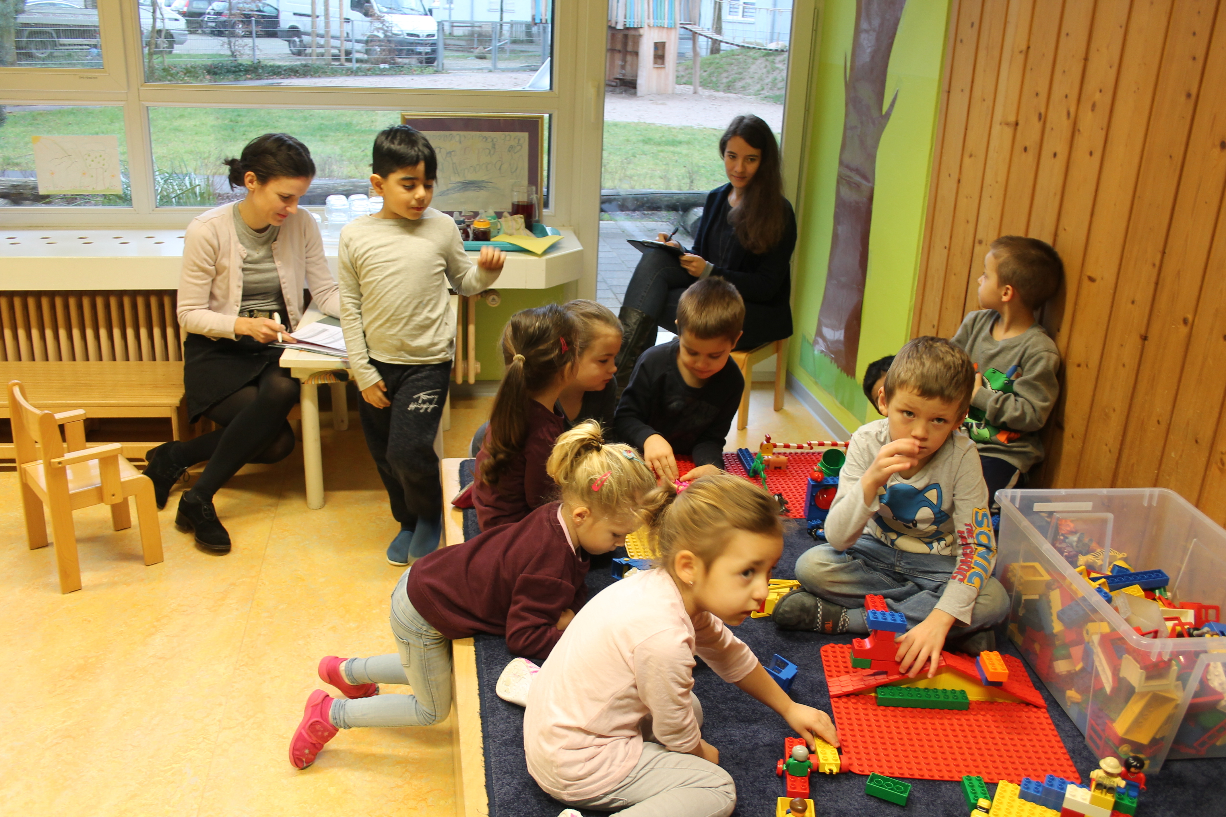 Beobachten und Notizen machen: Elena Lässle (hinten l.) und Katharina Ullrich von der Deutschen Kinder- und Kugendstiftung und vom Berlina Kita-Institut.