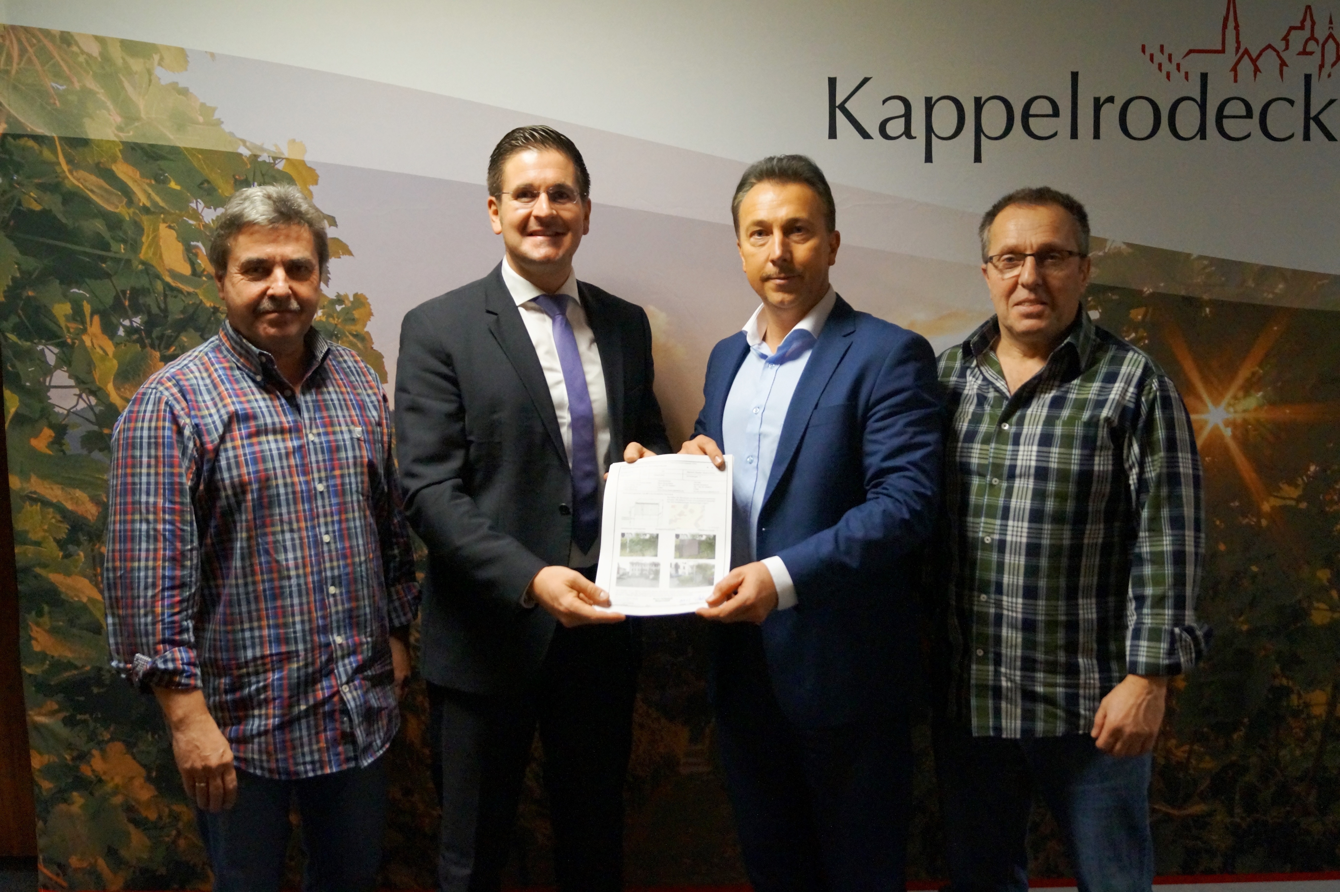 Gemeinde und Telekom schaffen mit dem vereinbarten Vectoring-Ausbau die Grundlage für schnelleres Internet: Bauamtsleiter Paul Huber (v. l.), Bürgermeister Stefan Hattenbach, Klaus Vogel und Hans-Georg Basler (beide Telekom).