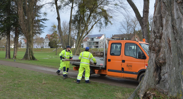 Äste, Zweige, leere Flaschen trugen die Wassermassen als Geschwemmsel mit sich. Nun werden die Reste abtransportiert. | Foto: Stadt Kehl