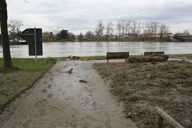 Noch sind die Wege mit Schlamm bedeckt. Festes Schuhwerk ist beim Spaziergang Pflicht. | Foto: gro