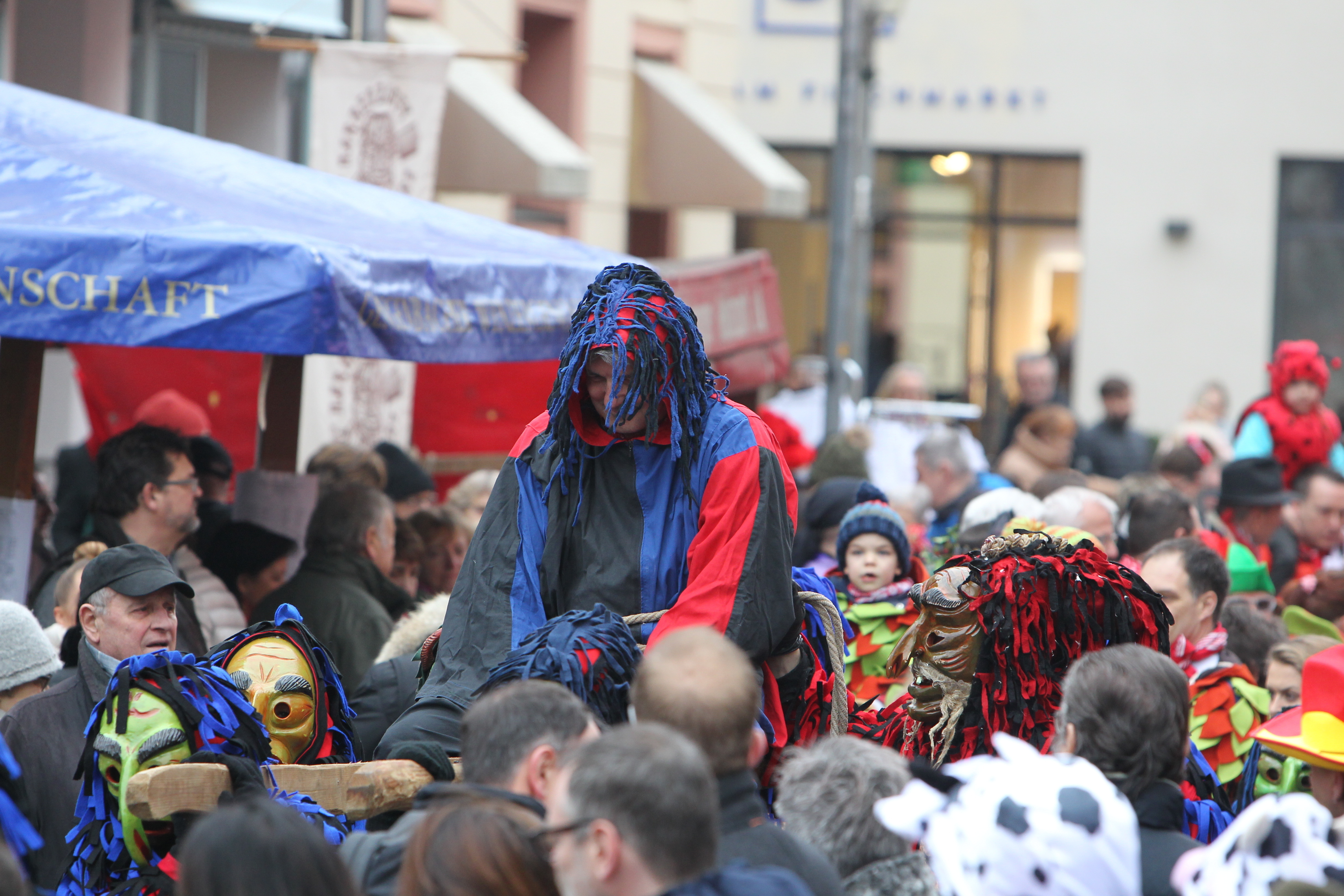 Der Delinquent wird gefesselt vom Fischmarkt zum "Schindbock" vor dem Rathaus getragen.