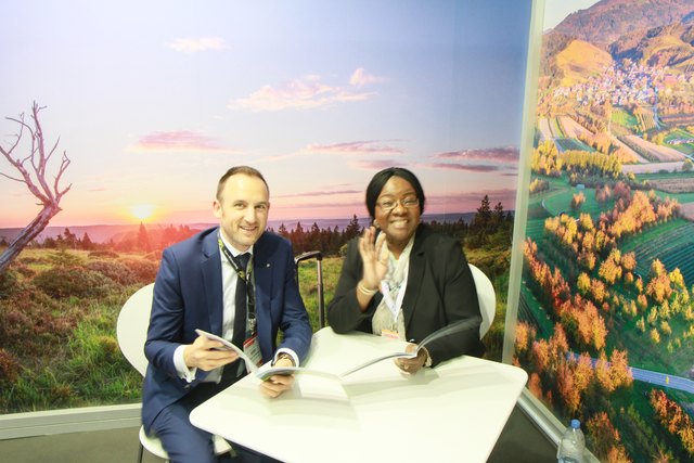 In Dubai trifft sich die Welt: Information einer Interessentin aus Nigeria | Foto: WRO