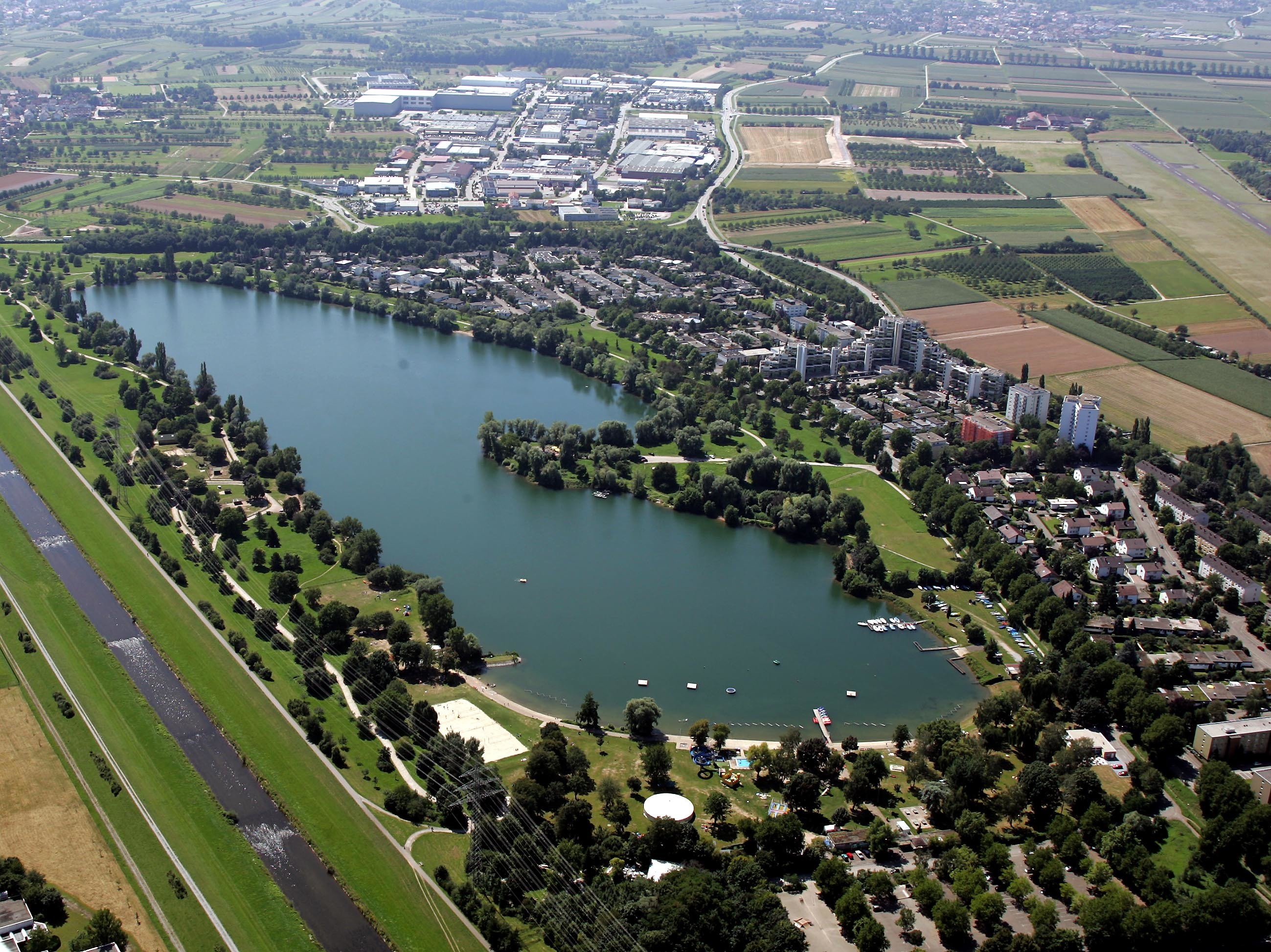 Offenburg aus der Luft: Wasser wird bei der Landesgartenschau eine bedeutende Rolle spielen – hier der Gifizsee mit der Kinzig links am Bildrand.