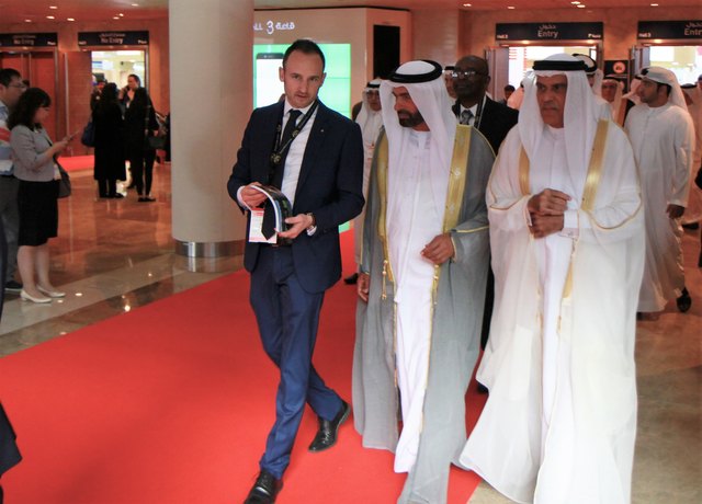 WRO-Geschäftsführer Dominik Fehringer erläutert dem Kronprinzen von Abu Dhabi, Mohammed bin Zayed und dessen Begleiter beim Messerundgang die Marke "blackforesthealth.de". | Foto: WRO