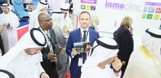 Das WRO-Team inmitten der königlichen Delegation | Foto: WRO