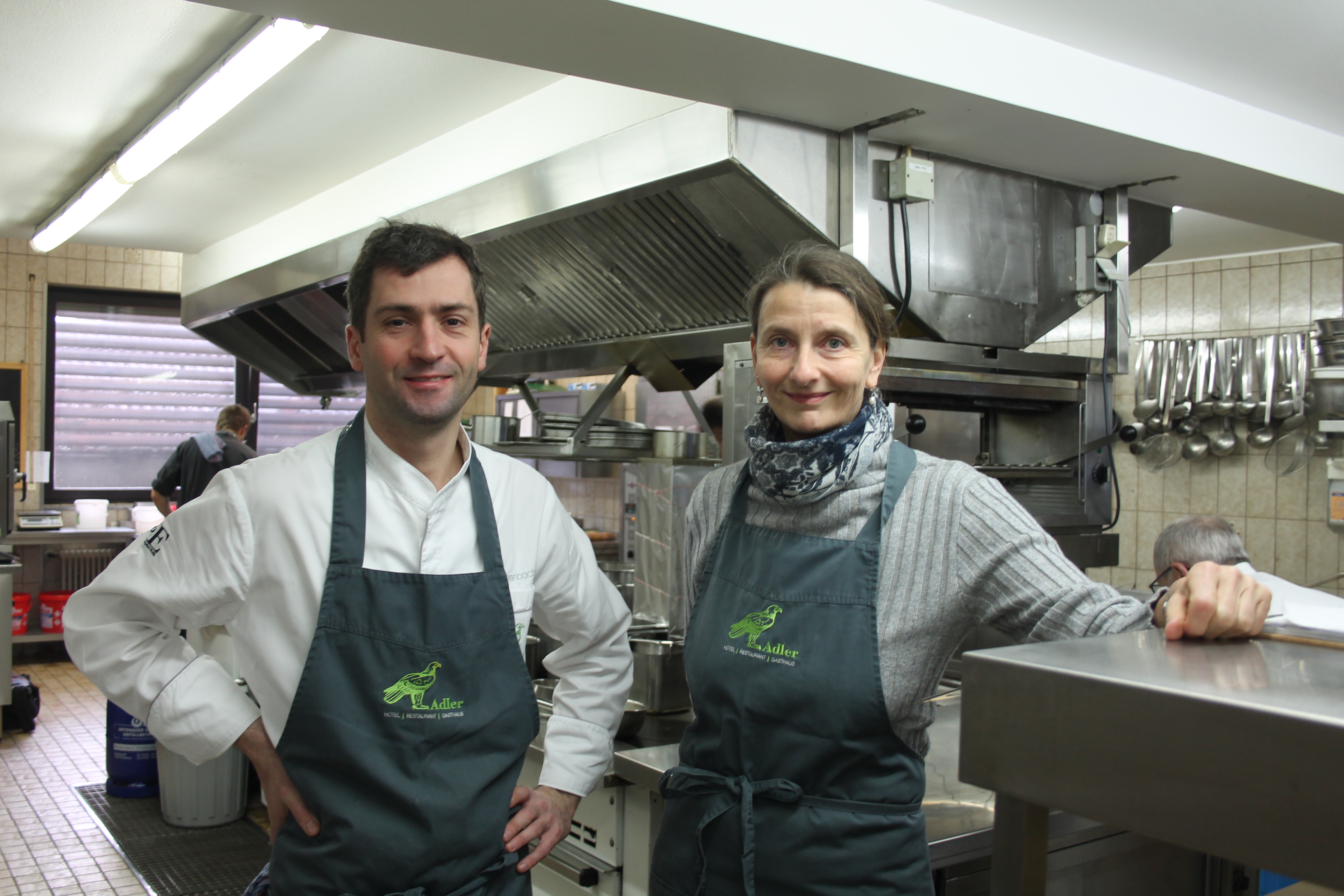 Sternekoch Daniel Fehrenbacher und Christina Großheim in der "Adler"-Küche in Lahr Reichenbach
