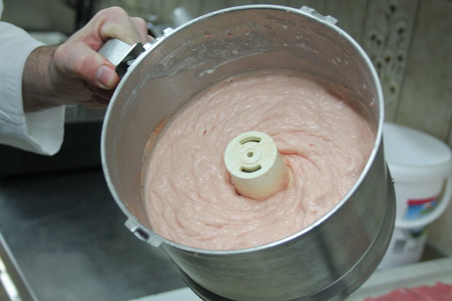 Die Farce, mit der die Rouladen gefüllt werden, besteht unter anderem aus Kalbsfleisch, Sahne, Brandy.  | Foto: Glaser