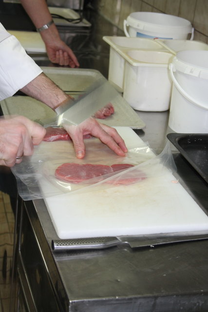 Vor dem Plattieren kommt das Fleisch unter Folie. | Foto: Glaser