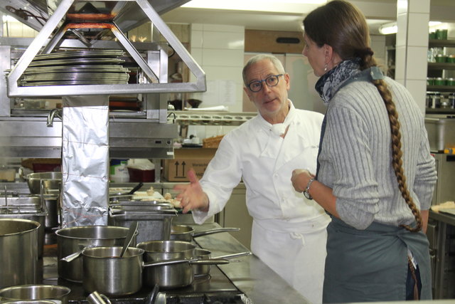 Hobbyköchin Christina Großheim nutzt die Gelegenheit, sich auch von Seniorchef Otto Fehrenbacher Tipps zu holen. | Foto: Glaser