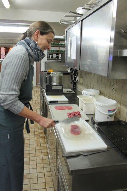 Immer kräftig drauf: Das Kalbsfleisch muss für die Rouladen ganz flach plattiert werden. | Foto: Glaser