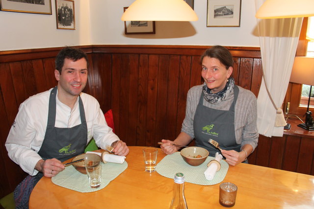 Daniel Fehrenbacher und Christina Großheim beim Plauschen und Probieren | Foto: Glaser