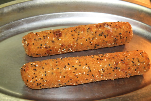 Zum Schluss werden die auch mit hellem und dunklen Sesam panierten Rouladen frittiert. | Foto: Glaser