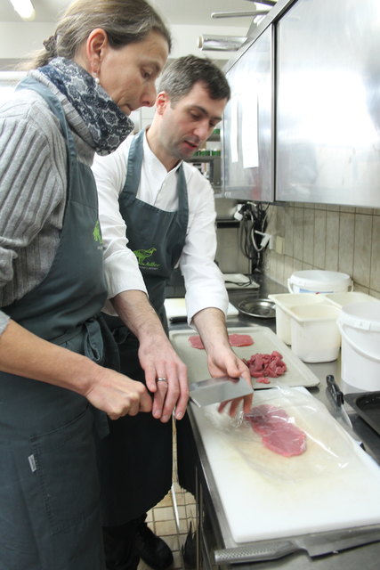 Der Profi korrigiert die Plattiertechnik. | Foto: Glaser