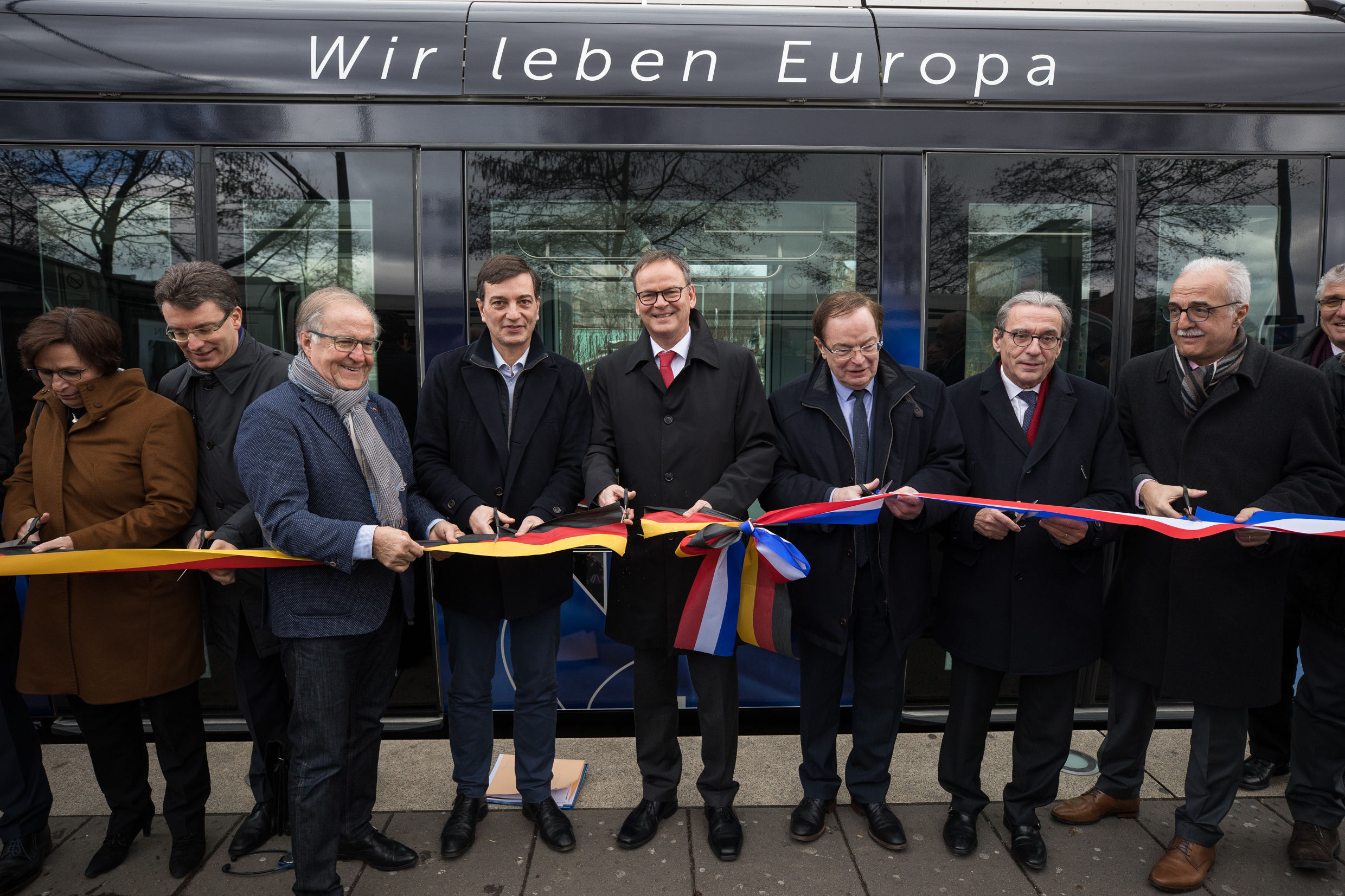 Die Straßburger Transportkompagnie CTS und der Eurodistrikt Strasbourg-Ortenau gaben den neuen Straßenbahnzug frei.