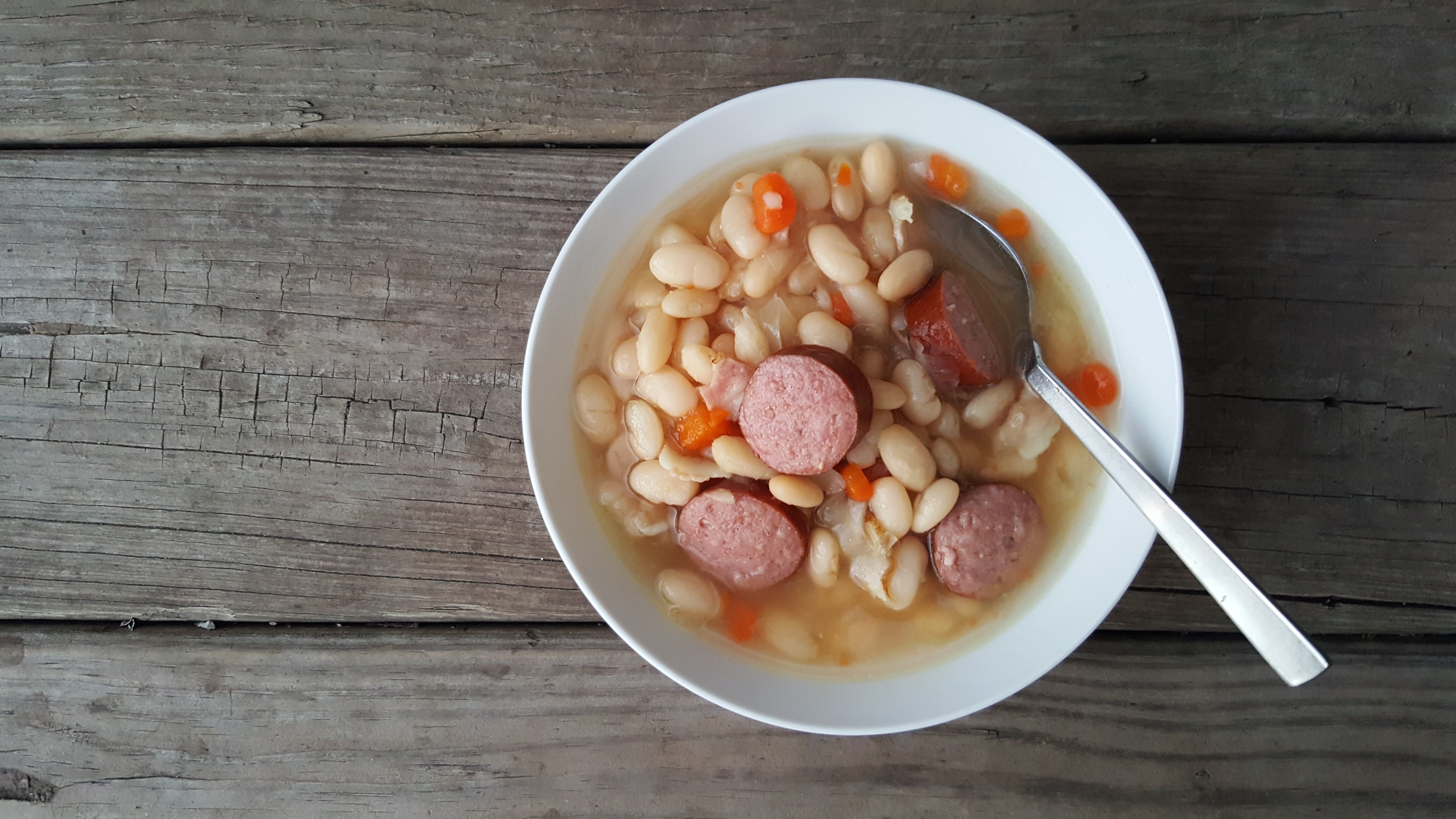 Mit Bohnensuppe und anderen heißen Eintopfgerichten halten sich Narren ab dem Schmutzigen Donnerstag fit.