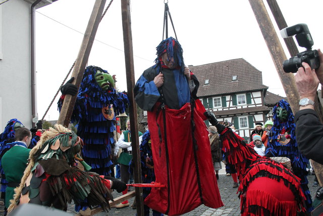 ...dann wird er mit Leim bestrichen... | Foto: gro