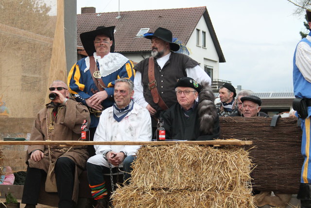 Klaus Jehle (Mitte), schwer bewacht, mit seinem geistigen Beistand, Pfarrer Wolfgang (links)  und Fürsprecher Julian Würtenberger (rechts) | Foto: gro