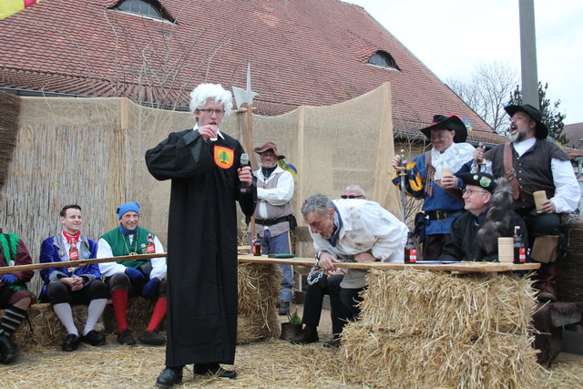 Nebenkläger Thorsten Junker bot dem Angeklagten ein Glas Oberschopfheimer Wein, trank es dann aber lieber selbst, | Foto: gro