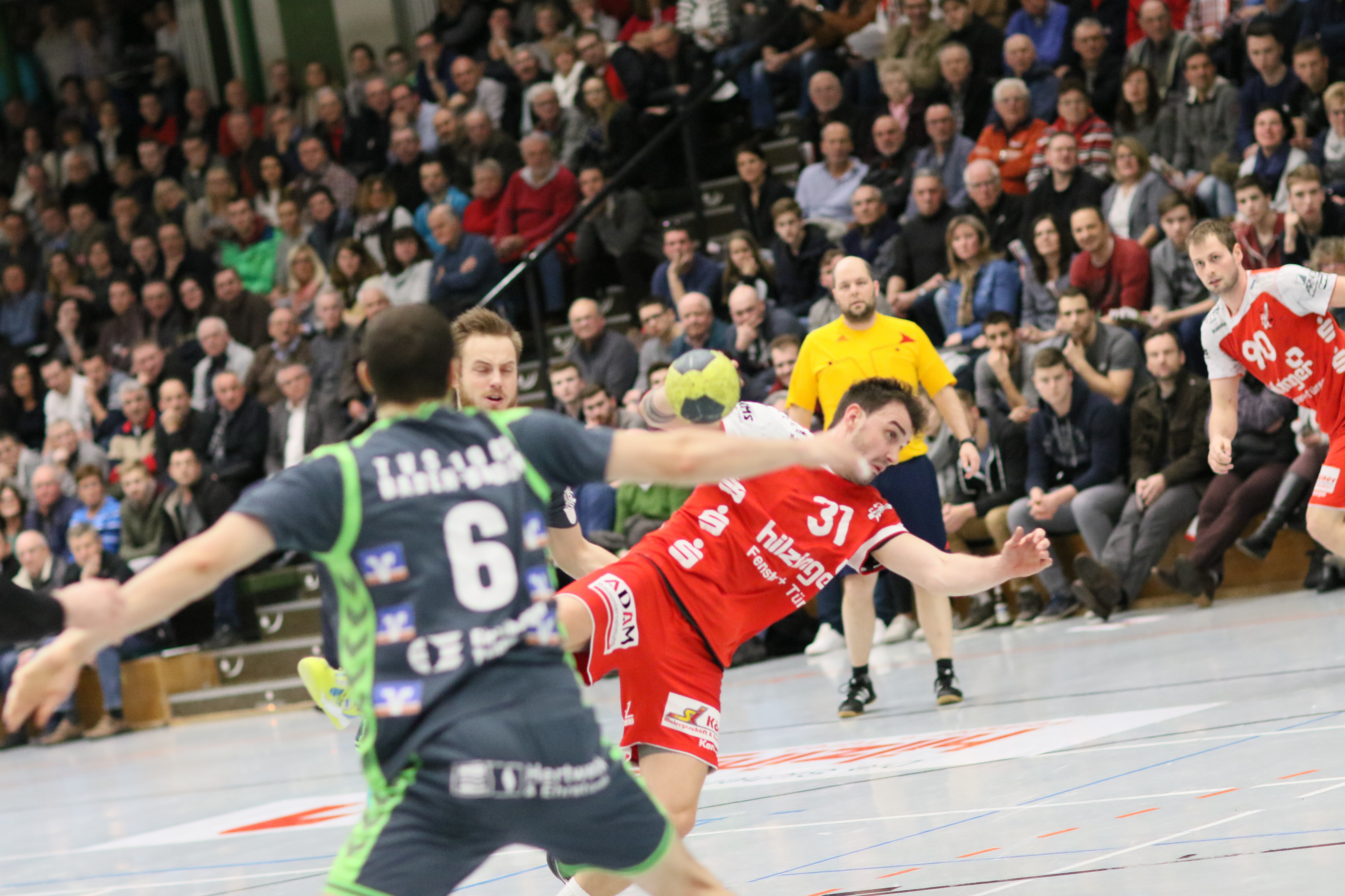 Der TV Willstätt im roten Trikot setzte sich am Freitag im Spitzenspiel gegen den TSV Baden-Baden knapp mit 33:30 durch.