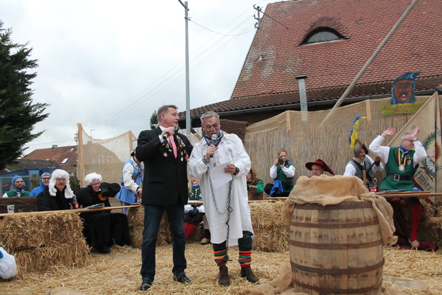 Gemeindrat Hans Herr stand Klaus Jehle zur Seite, als dieser mit dem Lied "Schwarzwaldmarie" um Sympathien warb. | Foto: gro